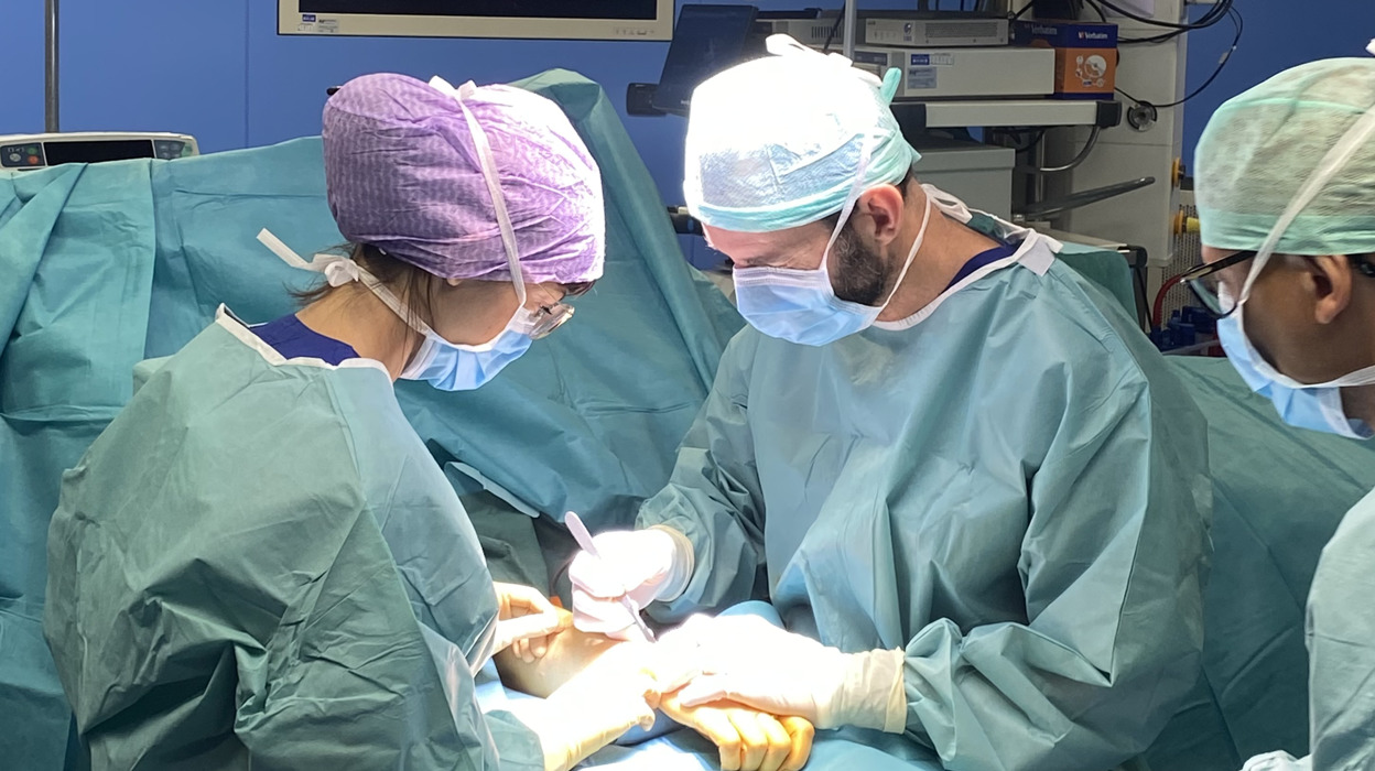 Il Dottor Giuseppe Checcucci è Specialista in Chirurgia della Mano, Coordinatore del Team Symcro e riceve presso i suoi ambulatori.