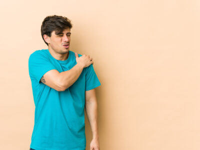 la lassità articolare su un giovane uomo