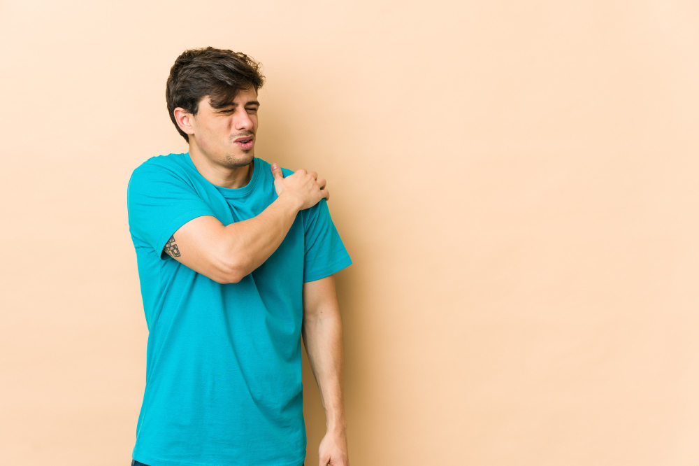 la lassità articolare su un giovane uomo