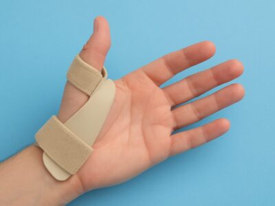 la distorsione al pollice della mano curata con tutore