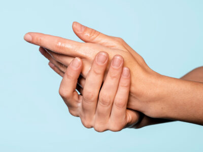 le patologie della mano su una giovane donna